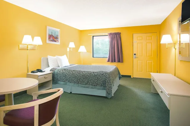 غرفة قياسية بسرير كوين للمدخنين، Days Inn By Wyndham Camilla 2/2