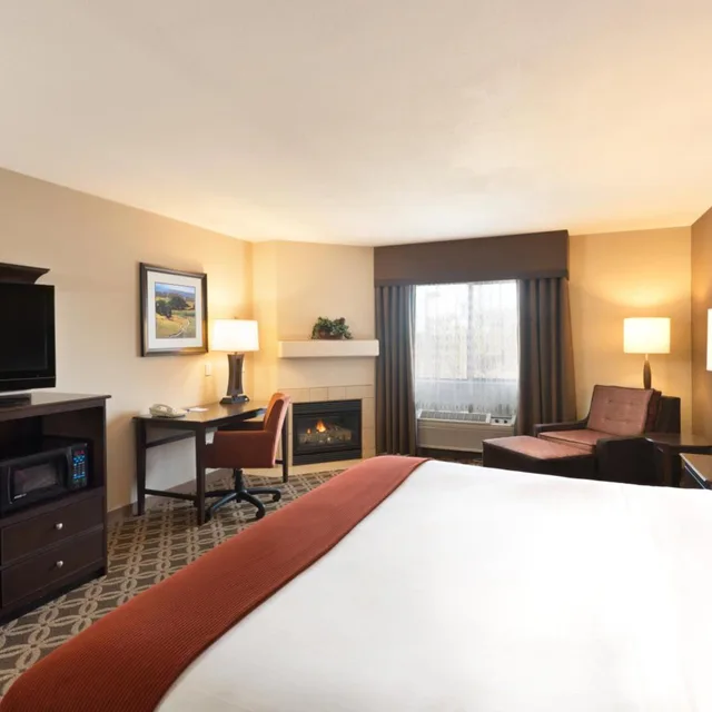 غرفة بسرير كينج بإطلالة على النهر، Holiday Inn Express Show Low 1/3