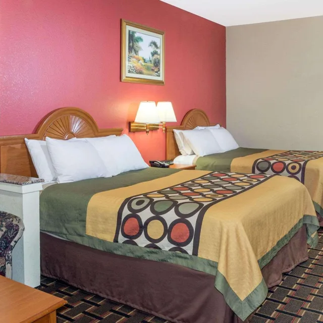 غرفة بسريرين كوين بحوض استحمام لذوي الإعاقة، Super 8 by Wyndham Stafford Sugarland Area 1/10
