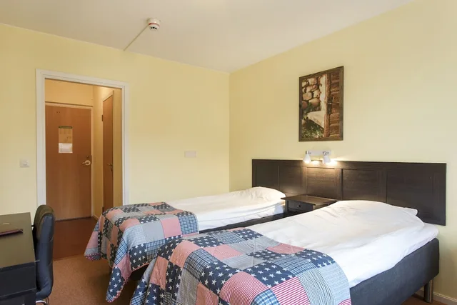 غرفة بسريرين منفصلين بإطلالة على الجبل بشرفة، Skargardshotellet 2/3