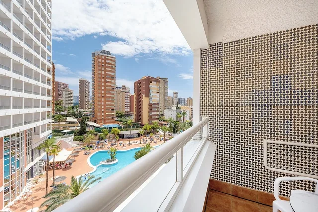 غرفة بسرير مزدوج بإطلالة على المسبح بشرفة، Poseidon Resort 3/3