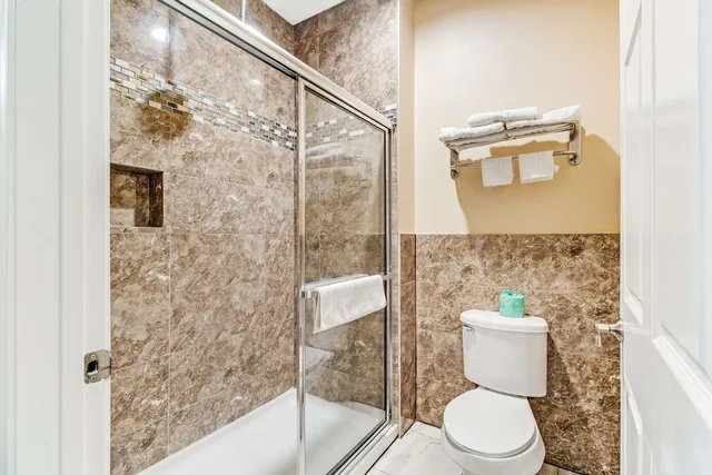 غرفة بسرير كينج بمطبخ صغير، Americas Best Value Inn - Houston / Fm 529 4/4