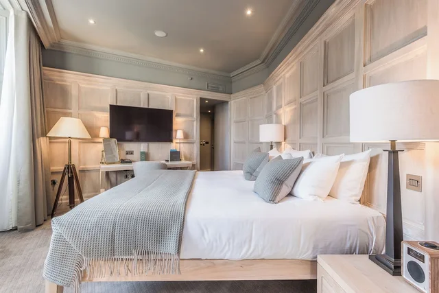 Director, Double or Twin Bed, City View، Scotsman Hotel 3/9