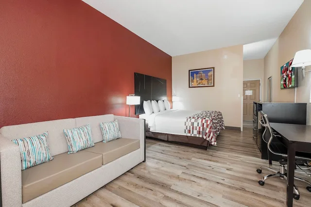 جناح بسرير كينج مع أريكة، Red Roof Inn and Suites Macon 2/5