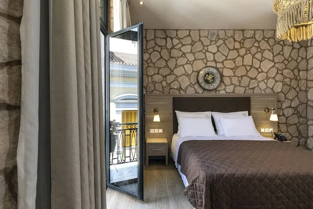 جناح جونيور بسرير كوين بشرفة مع أريكة في الملحق، Athens Manor Houses 3/5