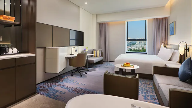 غرفة بسرير كينج بإطلالة على البحيرة، Crowne Plaza Wuhan Development Zone 4/7