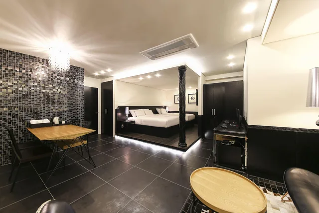 جناح، Hotel Lavieen 2/2