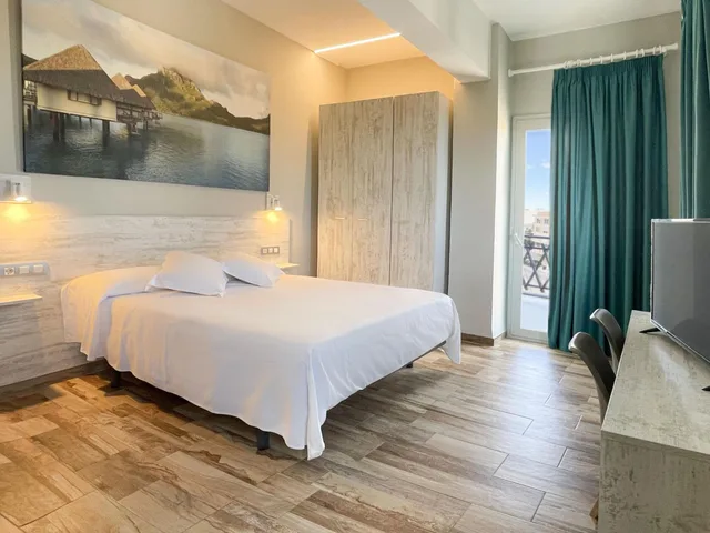 غرفة بسرير مزدوج بإطلالة على البحر بشرفة، Te Mana Hotel 2/5