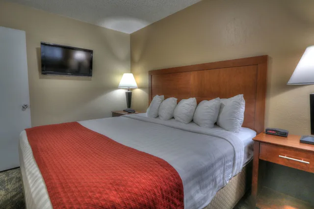 غرفة قياسية بسرير كينج، Crossroads Inn & Suites 2/5