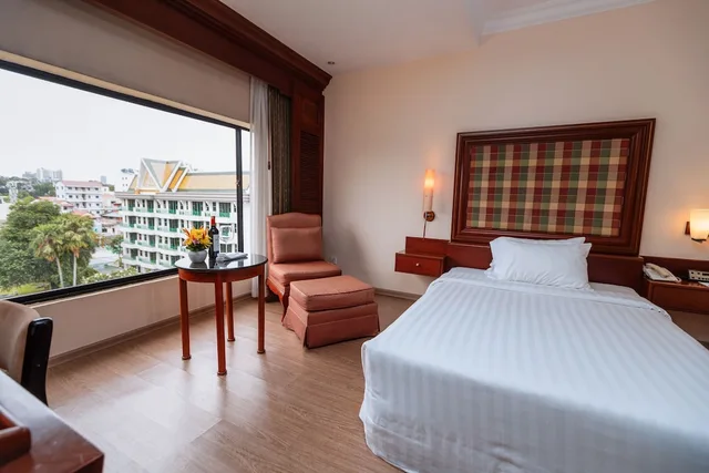 غرفة ديلوكس بسرير كينج بإطلالة على المدينة، Cambodiana Hotel 4/10