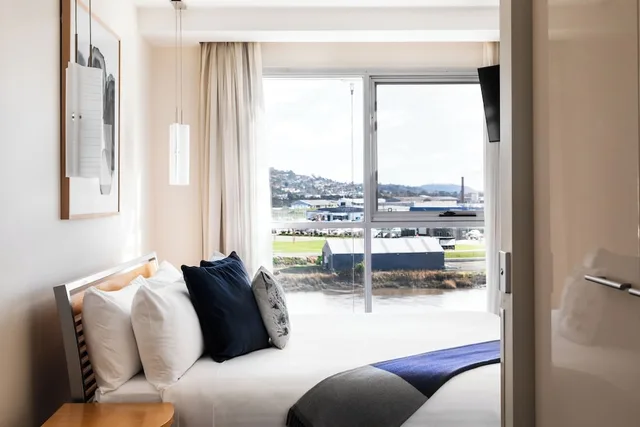 Suite, Double Bed, River View, Sofa, Peppers Seaport Launceston 4/9