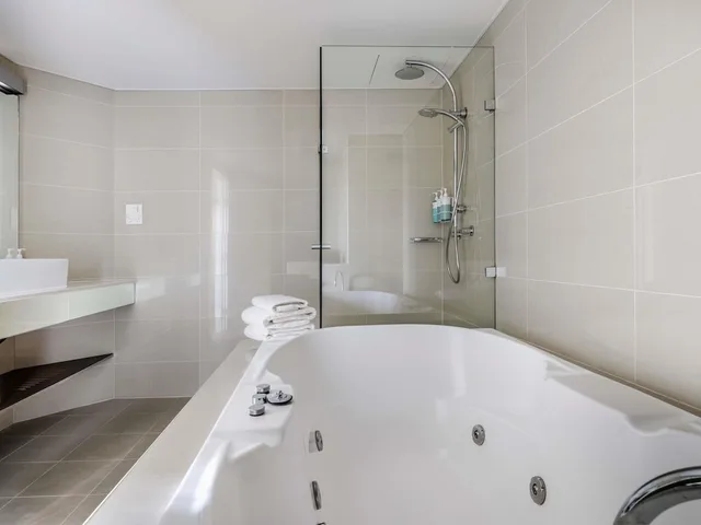جناح سوبيريور بسرير كينج بشرفة، Novotel Sydney Olympic Park 4/6