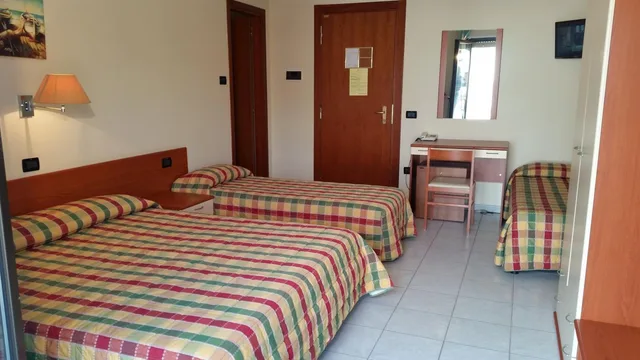 غرفة رباعية، Hotel Leon 4/8