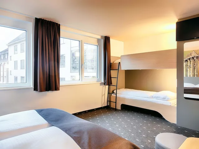 غرفة رباعية بسرير بطابقين وسرير كوين، B&B Hotel Aachen-City 4/7