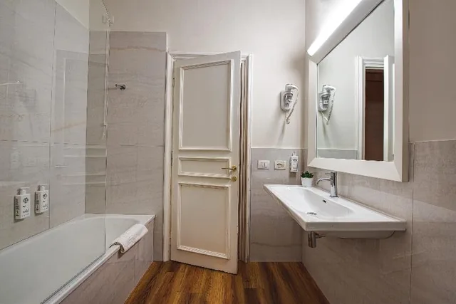 غرفة قياسية مفردة، Majestic Palace Sorrento, Curio Collection by Hilton 2/4
