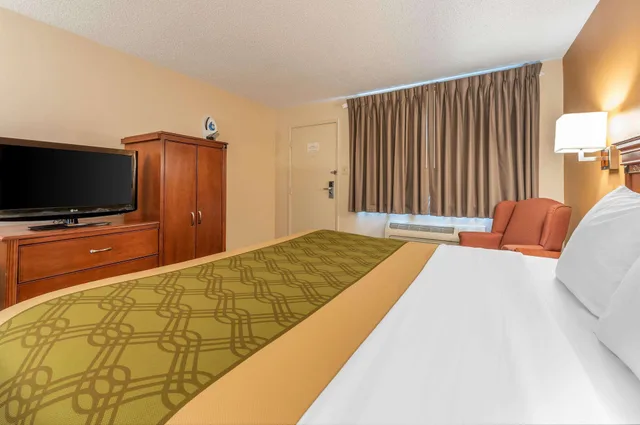 غرفة قياسية بسرير كينج، Econo Lodge Louisville Downtown 5/7