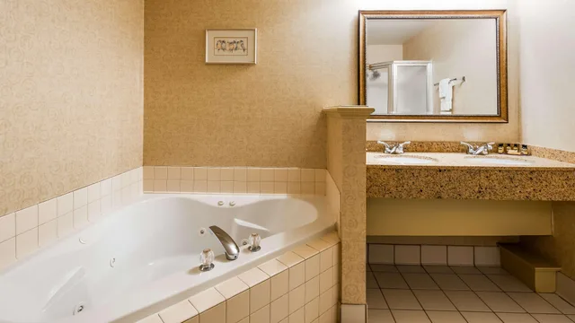 جناح بسرير كينج، Best Western Plus Revere Inn & Suites 6/10