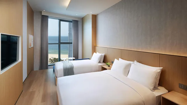 Family, Twin Beds, 1 Queen and 1 Single Bed, Lateral Side Ocean View، L7 HAEUNDAE by LOTTE HOTELS 2/2