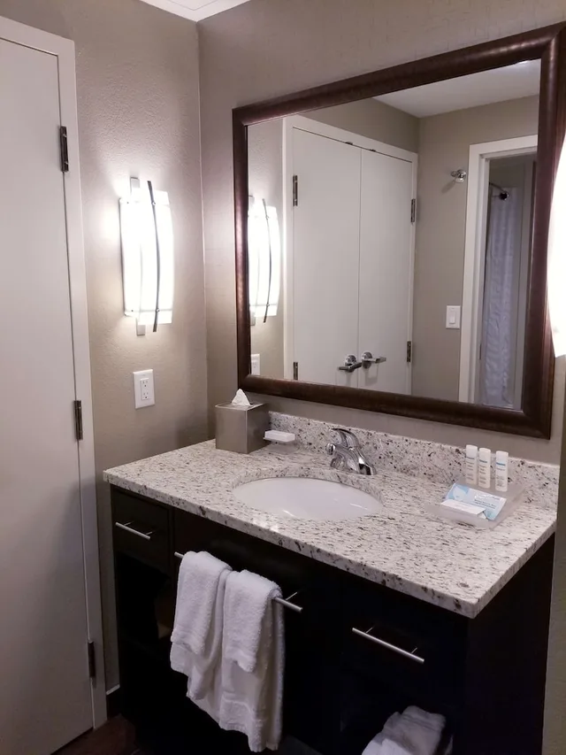 غرفة بسريرين مزدوجين بإطلالة على الجبل، Homewood Suites by Hilton Calgary-Airport, Alberta, Canada 3/5