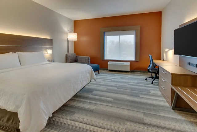 Standard, King Bed, Accessible, Holiday Inn Express & Suites Nashville Metrocenter Downtown 7/10