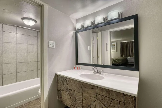 Efficiency, Suite, King Bed، Suburban Studios Neenah-Appleton 3/3