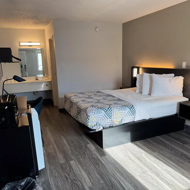 غرفة بسرير كينج بجاكوزي، Motel6 Farmington Hills, MI - Northwest - Farmington Hills 2/10