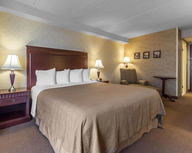غرفة بسرير كينج، Quality Inn & Suites Bay Front 1/4