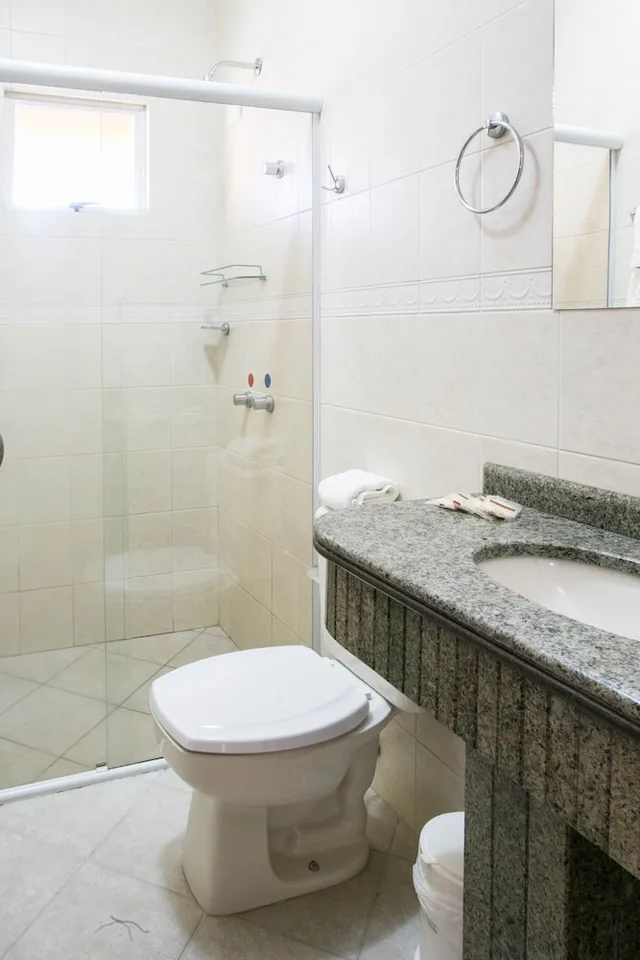 غرفة قياسية رباعية بسرير مزدوج بشرفة مع أريكة، Bombinhas Praia Apart Hotel - Unidade Bombas 7/8