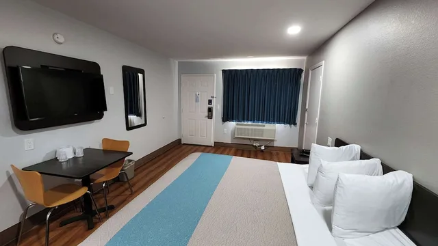 1 King Bed - Mobility Accessible Tub, Nsmk، Motel6 Webster Tx Houston Nasa Lake 5/7