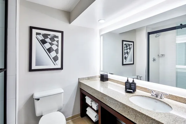 غرفة تنفيذية بسرير كينج مع أريكة، Sheraton Indianapolis Hotel at Keystone Crossing 6/8