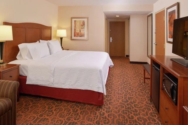 Room, King Bed, Sofa, Hampton Inn Frederick 2/4