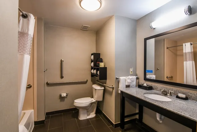 غرفة بسرير كينج بحوض استحمام لذوي الإعاقة، Hampton Inn Foley 6/10