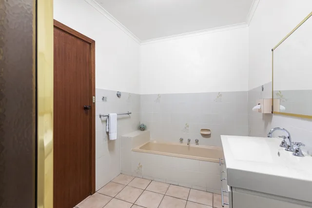 Family Suite, Executive, 1 Single and 2 Queen Beds، Presidential Motel 4/5