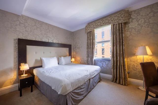 غرفة بسرير كينج وسرير كوين، Cathedral Quarter Hotel 2/3