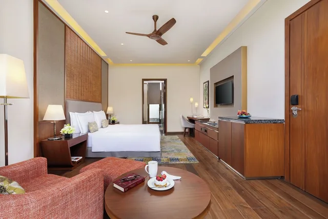 غرفة فاخرة بسرير كينج بشرفة، Taj Damdama Lake Resort & Spa, Gurugram 1/7