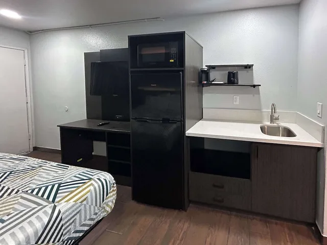 غرفة قياسية بسرير كوين لذوي الإعاقة، Studio6 Hemet, CA 2/6
