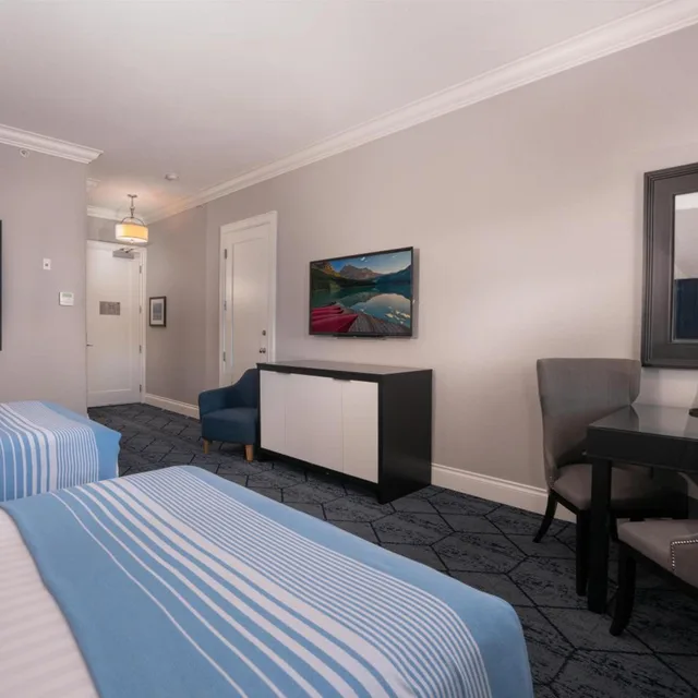 غرفة بسرير كينج وسريرين كوين بإطلالة على البحر، Prestige Oceanfront Resort, WorldHotels Luxury 2/2