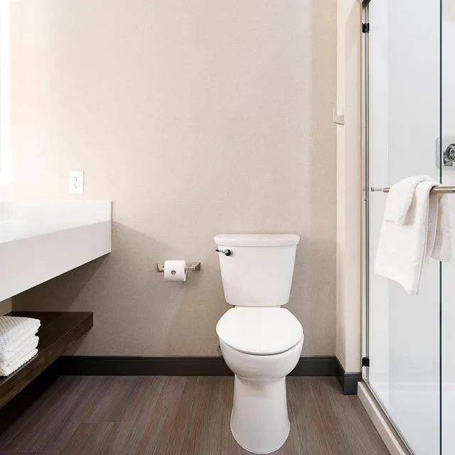 Junior Suite, Balcony, Clubhouse Hotel Suites Sioux Falls 2/3