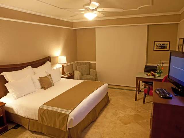 غرفة فاخرة بسرير مزدوج، Villa Mercedes Merida, Curio Collection by Hilton 1/3