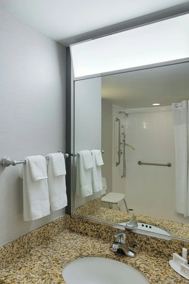 غرفة بسرير كوين لذوي الإعاقة، Courtyard By Marriott Springfield Downtown 4/7