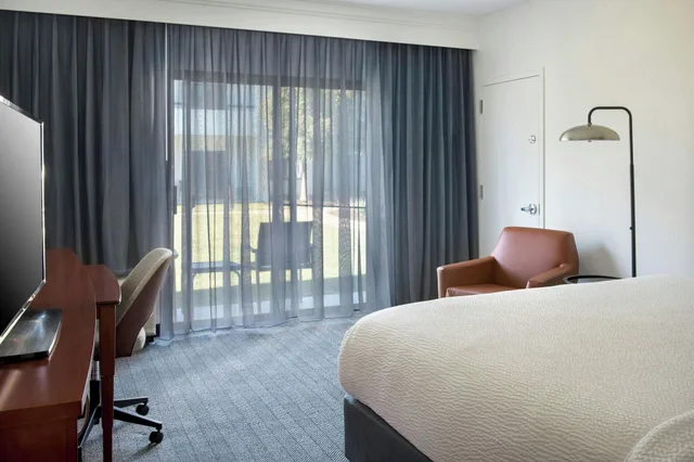 غرفة بسرير كينج لذوي الإعاقة، Courtyard By Marriott Annapolis 2/5