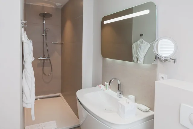 غرفة جونيور بسرير كوين بإطلالة على الفناء، Clarance Hotel Lille 5/5