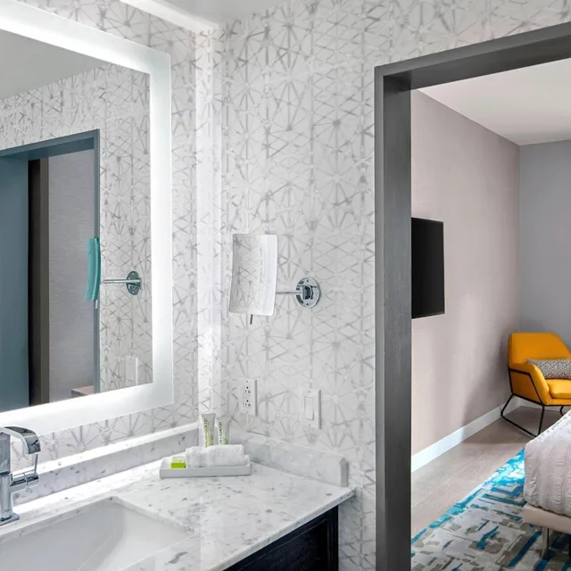 1 Bedroom, Suite, King Bed, Atrium View, Sofa, Accessible، Le Meridien Philadelphia 7/10