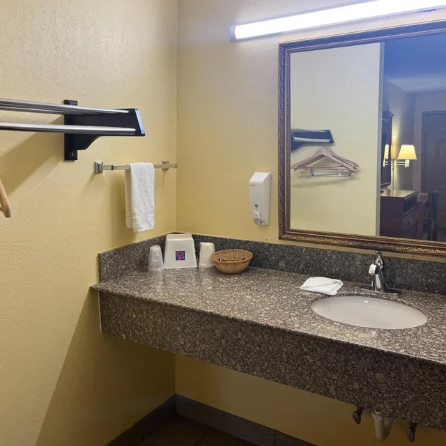 1 King Bed - Non-Smoking, Micfridge، Motel6 Morrillton, AR 6/7