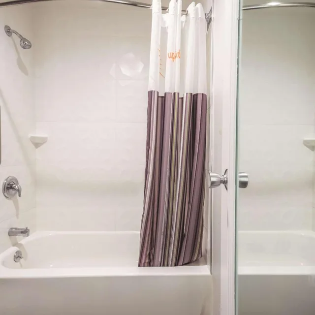 جناح ديلوكس بسرير كينج بغرفتين، La Quinta Inn & Suites by Wyndham Hartford - Bradley Airport 3/3