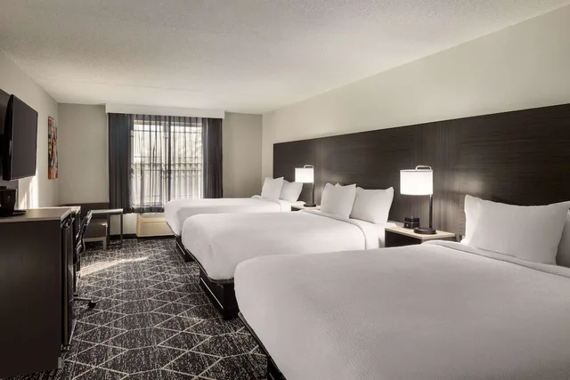 غرفة بسريرين كوين، La Quinta Inn and Suites by Wyndham Lake George 2/2