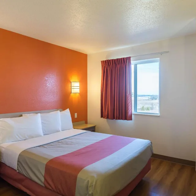 غرفة بسرير كوين لذوي الإعاقة، Motel6 Dale, IN 1/8