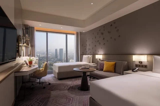 غرفة قياسية بسريرين منفصلين مع دخول صالة النادي، Crowne Plaza Kuala Lumpur City Centre 2/3
