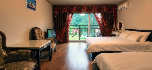 Superior, 2 Queen Beds, Heidi Pension G House 2/10