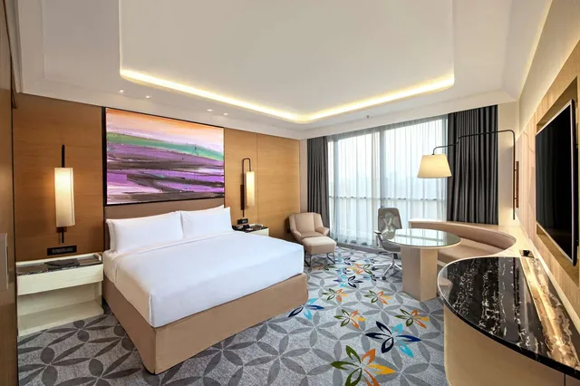 غرفة تنفيذية بسرير كينج، Doubletree By Hilton Ahmedabad India 2/3